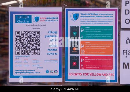 Au cours d'une éclosion de COVID - 19, une épicerie affiche un code QR bilingue pendant la pandémie du coronavirus. Phnom Penh, Cambodge. 15 mars 2021. © Kraig Lieb Banque D'Images