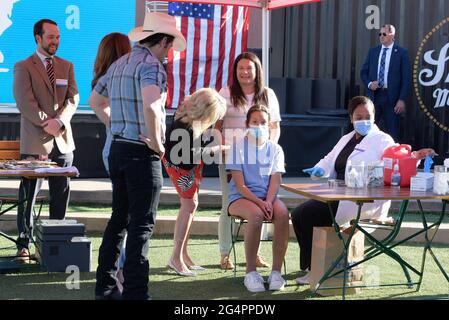 Nashville, États-Unis. 22 juin 2021. Nashville, Tennessee - 22 juin 2021 : le Dr Jill Biden, première dame, et le chanteur-compositeur Brad Paentiely, ont visité un site de vaccination éclair à la distillerie Ole Smoky et à Yee-Haw Brewing Co. Le mardi après-midi, le 22 juin 2021, dans le centre-ville de Nashville, Tennessee. Crédit: Adrian E Morales/The photo Access crédit: The photo Access/Alay Live News Banque D'Images