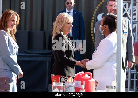 Nashville, États-Unis. 22 juin 2021. Nashville, Tennessee - 22 juin 2021 : la première dame, le Dr Jill Biden, visite d'un site de vaccination éclair à la distillerie Ole Smoky et à la Yee-Haw Brewing Co. Le mardi après-midi, 22 juin 2021, dans le centre-ville de Nashville, Tennessee. Crédit: Adrian E Morales/The photo Access crédit: The photo Access/Alay Live News Banque D'Images