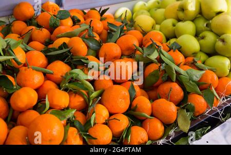 Photo des fruits frais de saison sur le comptoir du marché alimentaire Banque D'Images