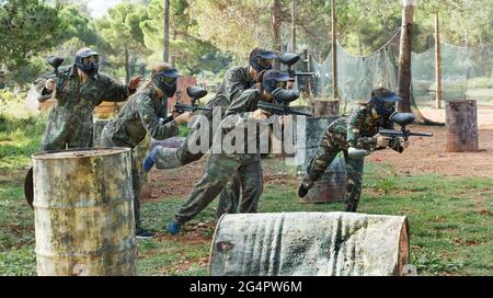 Équipe de paintball utilisant des pistolets de marquage Banque D'Images