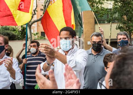 Barcelone, Espagne. 22 juin 2021. Ignacio Garriga, député de Catalogne pour le parti espagnol d'extrême-droite, Vox, saluant ses partisans lors de la manifestation. Le parti espagnol d'extrême-droite, Vox, ainsi que le parti politique, Ciudadanos, ont convoqué une manifestation sur la place Artos de Barcelone, lieu régulier pour des rassemblements d'extrême-droite, contre le Président du gouvernement espagnol, Pedro Sanchez, pour la décision de pardonner aux prisonniers l'indépendance catalane politiciens. Crédit : SOPA Images Limited/Alamy Live News Banque D'Images