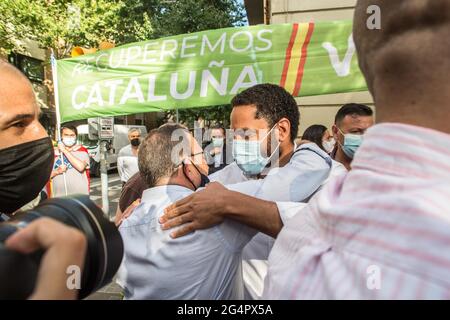 Barcelone, Espagne. 22 juin 2021. Ignacio Garriga, député de Catalogne pour le parti espagnol d'extrême droite, Vox accueille ses partisans lors de la manifestation. Le parti espagnol d'extrême droite Vox, ainsi que le parti politique Ciudadanos, ont convoqué une manifestation sur la place Artos de Barcelone, lieu régulier de rassemblements d'extrême droite contre le Président du gouvernement espagnol, Pedro Sanchez, pour la décision de pardonner aux prisonniers l'indépendance catalane politiciens. Crédit : SOPA Images Limited/Alamy Live News Banque D'Images