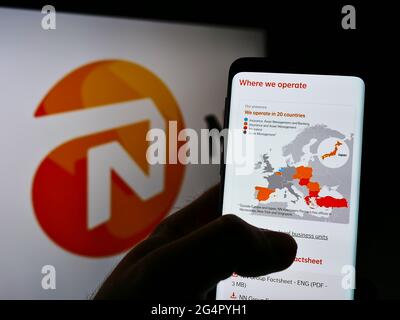 Personne détenant un smartphone avec la page Web de la compagnie d'assurance néerlandaise NN Group N.V. à l'écran devant le logo. Concentrez-vous sur le centre de l'écran du téléphone. Banque D'Images