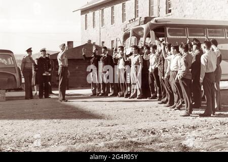 Les 29 premiers soldats Navajo à servir de tikers de code pendant la Seconde Guerre mondiale étant assermentés dans le corps des Marines des États-Unis à fort Wingate, Nouveau-Mexique, le 4 mai 1942. Banque D'Images
