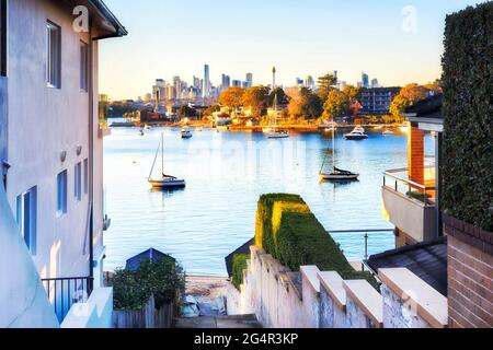 Maisons résidentielles de luxe sur le front de mer de Parramatta rive à Sydney avec vue sur la ville du centre-ville gratte-ciel. Banque D'Images