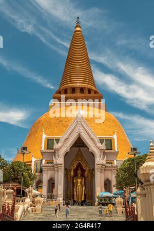 Nakhon Pathom, Thaïlande - 22 mai 2021 : Wat Phra Pathom Chedi. Temple populaire thaïlandais dans la province de Nakhon Pathom de Thaïlande, foyer sélectif. Banque D'Images