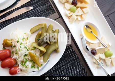 Assortiment d'en-cas. Assiette de fromages, cornichons servis au restaurant. Banque D'Images