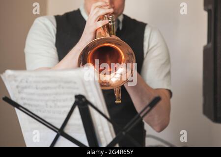 Trompette entre les mains des musiciens. Gros plan avec mise au point sélective Banque D'Images