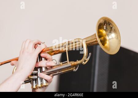 Trompette entre les mains des musiciens. C'est un instrument en laiton couramment utilisé dans les ensembles classiques et de jazz, la photo de gros plan avec une mise au point sélective Banque D'Images