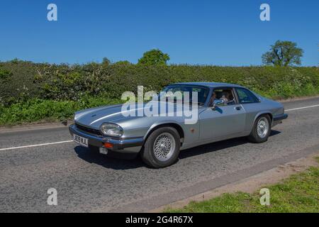 1991 90s argent Jaguar XJS 5300cc luxe grand tourer en route vers Capesthorne Hall Classic May car show, Cheshire, Royaume-Uni Banque D'Images