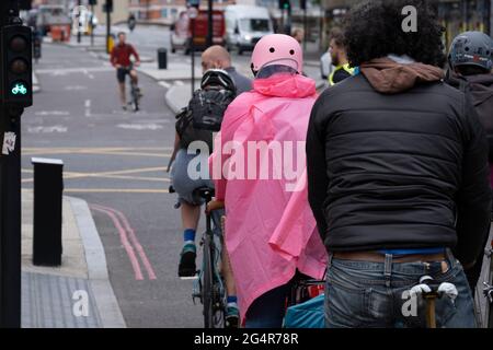 Les cyclistes traversent la jonction à Blackfriars sur la SuperHighway CS6 Nord-Sud qui permet aux navetteurs de voyager en toute sécurité au sud du pont Blackfriars, le 22 juin 2021, à Londres, en Angleterre. Banque D'Images