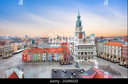 Poznan, Pologne. Vue aérienne de la place Rynek (marché) avec petites maisons colorées et ancien hôtel de ville Banque D'Images