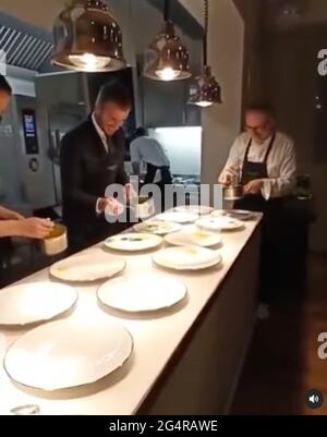 Massimo Bottura a posté une photo sur Instagram avec les remarques suivantes: @davidbeckham… un monsieur qui sait comment lancer une balle, comment choisir un grand vin, et maintenant comment l'assiette du plat parfait! @casamarialuigia @laratgilmore @jessrosval @rivayacht @maserati Instagram 22/06/2021 Casa Maria Luigia Ceci est une photo privée publiée sur les réseaux sociaux et fournie par cette agence. L'Office ne revendique aucune propriété, y compris, mais sans s'y limiter, le droit d'auteur ou la licence du matériel ci-joint. Les frais facturés par cette agence sont pour les services de l'agence seulement, et ne le content pas, ni ne sont prévus Banque D'Images