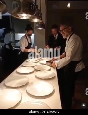 Massimo Bottura a posté une photo sur Instagram avec les remarques suivantes: @davidbeckham… un monsieur qui sait comment lancer une balle, comment choisir un grand vin, et maintenant comment l'assiette du plat parfait! @casamarialuigia @laratgilmore @jessrosval @rivayacht @maserati Instagram 22/06/2021 Casa Maria Luigia Ceci est une photo privée publiée sur les réseaux sociaux et fournie par cette agence. L'Office ne revendique aucune propriété, y compris, mais sans s'y limiter, le droit d'auteur ou la licence du matériel ci-joint. Les frais facturés par cette agence sont pour les services de l'agence seulement, et ne le content pas, ni ne sont prévus Banque D'Images