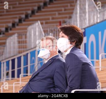 Tokyo, Japon. 23 juin 2021. John Coates (L), vice-président du Comité international olympique (CIO), et Hashimoto Seiko, président du Comité d'organisation des Jeux Olympiques de Tokyo en 2020, visitent le Centre de gymnastique Ariake à Tokyo, au Japon, le 23 juin 2021. Crédit: Wang Zijiang/Xinhua/Alay Live News Banque D'Images