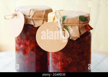 La confiture de fraise. Pot en verre de la confiture de fraise avec une étiquette vierge Banque D'Images