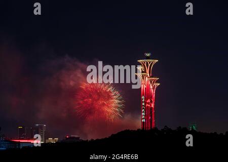 Pékin, Pékin, Chine. 23 juin 2021. 22 juin 2021, Beijing, feu d'artifice pour célébrer le 100e anniversaire de la fondation du Parti communiste de Chine. Crédit : SIPA Asia/ZUMA Wire/Alay Live News Banque D'Images