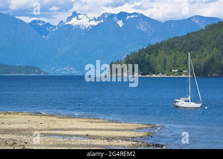 Vue sur les montagnes côtières depuis la plage Armours à Gibsons, Colombie-Britannique, Canada. Côte ouest. Banque D'Images