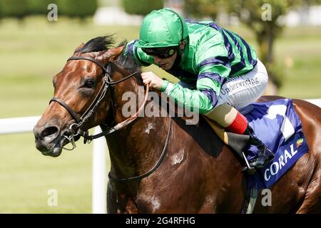 Photo du dossier datée du 12-06-2021 de Andrea Atzeni, circonscription d'Atalis Bay, remporte le Coral 'battu par une longueur' mise libre de Scurry Stakes à l'hippodrome de Sandown Park, Esher. Date de publication : le mercredi 23 juin 2021. Banque D'Images