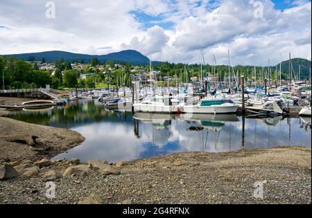 Bateaux dans la marina au bord de la côte à Gibsons, Colombie-Britannique, Canada. Sunshine Coast C.-B. Banque D'Images