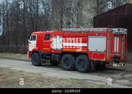 Camion incendie en Russie. Voiture de secours. La voiture est prête à faire feu. Véhicule de secours rouge. Banque D'Images