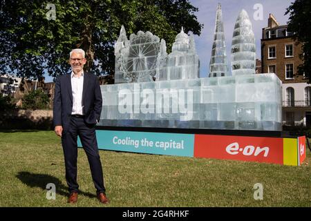 USAGE ÉDITORIAL SEUL Michael Lewis, E.ON CEO du Royaume-Uni, dévoile une sculpture sur glace de 5 mètres de Londres intitulée « Cooling the capital » à Charterhouse Square, en tant que fournisseur d'électricité renouvelable E.ON annonce un nouveau système de chauffage et de refroidissement à zéro carbone de 4 millions de livres pour son réseau énergétique existant dans la City de Londres. Date de la photo: Mercredi 23 juin 2021. Banque D'Images