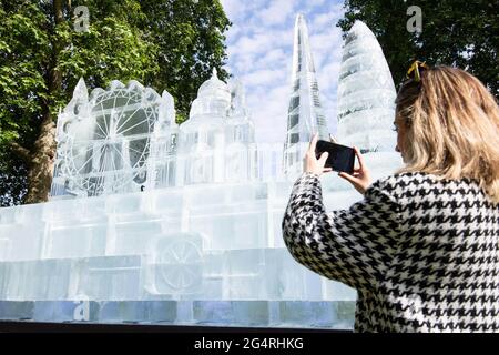 UTILISATION ÉDITORIALE UNE sculpture sur glace de 16 mètres présentant 5 monuments londoniens, intitulée « Cooling the capital », est dévoilée à Charterhouse Square, en tant que fournisseur d'électricité renouvelable E.ON annonce un nouveau système de chauffage et de refroidissement à zéro carbone de 4 millions de livres sterling pour son réseau énergétique existant dans la City de Londres. Date de la photo: Mercredi 23 juin 2021. Banque D'Images