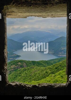 Vue sur le lac de Lugano depuis l'intérieur d'un bunker de la première Guerre mondiale à la frontière entre l'Italie et la Suisse Banque D'Images