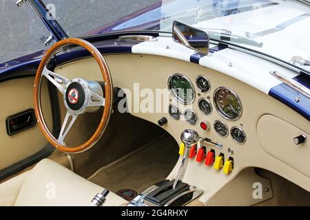 Kiev, Ukraine - 11 avril 2014: AC Cobra. Vieille voiture américaine. Voiture d'époque. Service de luxe intérieur de voiture. Détails de l'intérieur de la voiture Banque D'Images