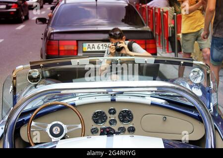 Kiev, Ukraine - 11 avril 2014: AC Cobra. Vieille voiture américaine. Voiture d'époque. Service de luxe intérieur de voiture. Détails de l'intérieur de la voiture Banque D'Images