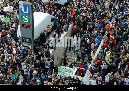 Allemagne, Hambourg, ville vendredi pour venir, tous les changements de rallye avec 70 000 manifestants pour la protection du climat / Deutschland, Hambourg, Binnenalster und Jungfernstieg, vendredi pour les futurs-Bewegung, Alle fürs Klima Demo fuer appellation « Klimaschutz » 20.9.2019 Banque D'Images