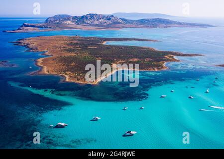 Vue de dessus, superbe vue aérienne de l'île Isola Piana et l'île d'Asinara baignée par une eau claire turquoise. Stintino, Sardaigne Banque D'Images