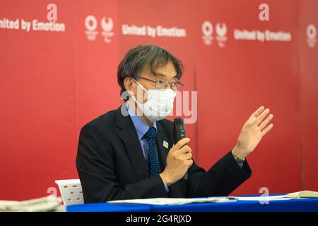 Tokyo, Japon. 23 juin 2021. Komiya Masaaki, vice-directeur général de Tokyo 2020, explique le processus de traitement des billets suite à la décision sur les limites supérieures du nombre de spectateurs lors d'une conférence de presse au siège du Comité d'organisation des Jeux olympiques et paralympiques de Tokyo à la tour X de Triton Square de l'île Harumi (Photo de Stanislav Kogiku/SOPA Images/Sipa USA) crédit: SIPA USA/Alay Live News Banque D'Images