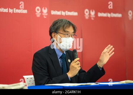 Tokyo, Japon. 23 juin 2021. Komiya Masaaki, Tokyo 2020 Vice-Directeur général, Explique le processus de traitement des billets suite à la décision sur les limites supérieures du nombre de spectateurs lors d'une conférence de presse au siège du Comité d'organisation des Jeux olympiques et paralympiques de Tokyo à Harumi Island Triton Square Tower X. crédit: SOPA Images Limited/Alay Live News Banque D'Images