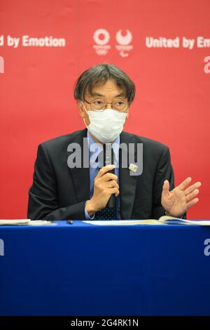 Tokyo, Japon. 23 juin 2021. Komiya Masaaki, Tokyo 2020 Vice-Directeur général, Explique le processus de traitement des billets suite à la décision sur les limites supérieures du nombre de spectateurs lors d'une conférence de presse au siège du Comité d'organisation des Jeux olympiques et paralympiques de Tokyo à Harumi Island Triton Square Tower X. crédit: SOPA Images Limited/Alay Live News Banque D'Images