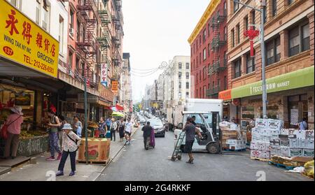 New York, États-Unis - 03 juillet 2018 : Mott Street, une rue animée, appelée officieusement « main Street » de Chinatown à Manhattan. Banque D'Images