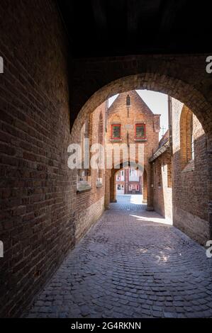 27 avril 2021, Bruges, Belgique, promenade dans les rues médiévales de Bruges dans le centre historique de la ville en journée ensoleillée, destination de voyage Banque D'Images