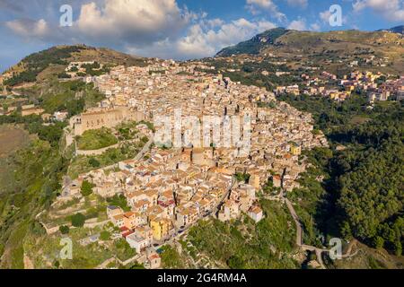 Caccamo, Sicile. Cité médiévale italienne avec le château normand dans les montagnes de Sicile, Italie. Vue sur la ville de Caccamo sur la colline avec les montagnes à l'arrière Banque D'Images