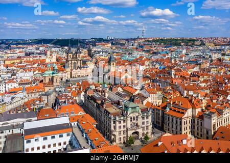 Prague magnifique vue panoramique ensoleillée de drone aérienne au-dessus de la place de la vieille ville de Prague avec l'église notre-Dame avant Tyn et la Tour de l'horloge astronomique de Prague Banque D'Images