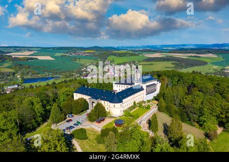 Vue imprenable sur le château médiéval de Zbiroh. République tchèque. Paysage pittoresque avec imposant château médiéval de Zbiroh dans le quartier de Rokycany, région de Pilsen, cz Banque D'Images