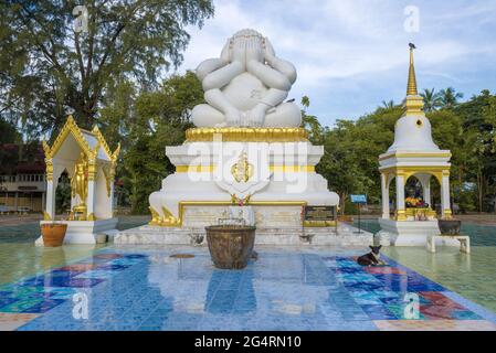 CHA AM, THAÏLANDE - DEC 10, 2018: Vue de la statue de Bouddha gras à six armes du temple bouddhiste Wat Neran Chararam Banque D'Images