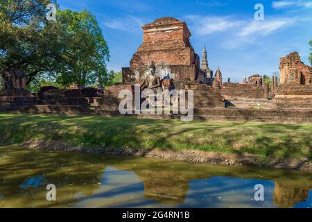 Journée ensoleillée sur les ruines antiques du temple bouddhiste de Wat Mahathe. Sukhothai, Thaïlande Banque D'Images