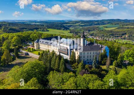 Vue imprenable sur le château médiéval de Zbiroh. République tchèque. Paysage pittoresque avec imposant château médiéval de Zbiroh dans le quartier de Rokycany, région de Pilsen, cz Banque D'Images