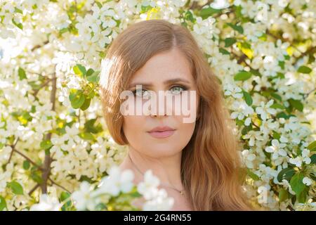 belle femme portrait avec fleurs gros plan Banque D'Images