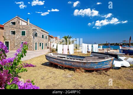 Le port et le bord coloré de l'île de Krapanj, éponge de mer, village de pêche de l'archipel de Sibenik Croatie Banque D'Images