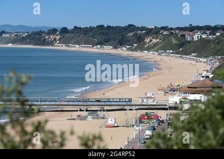 Bournemouth, Royaume-Uni. 23 juin 2021. Beaucoup d'espace pour les amoureux du soleil sur la plage autour de Bournemouth Pier à Dorset tandis que le soleil et le ciel bleu retournent sur la côte sud après une période de temps humide. Credit: Richard Crease/Alay Live News Banque D'Images