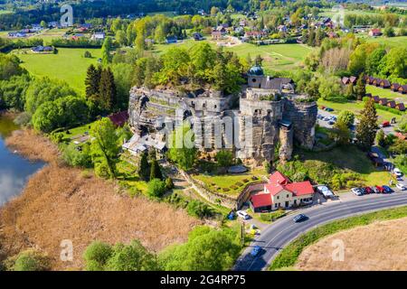 Vue aérienne du château de Sloup en Bohême du Nord, en Tchéquie. Château de Sloup dans la petite ville de Sloup v Cechach, dans la région de Liberec, au nord de la Bohême Banque D'Images