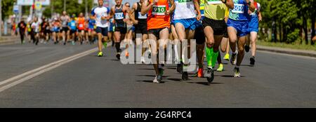 les athlètes de grands groupes de coureurs masculins courent une course marathon Banque D'Images