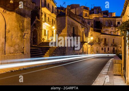 Étroite vieille rue italienne typique à Ragusa (Ragusa Ibla), Sicile, Italie , ville classée au patrimoine de l'UNESCO sur l'île italienne de la Sicile. Vue sur la ville de Ragusa I Banque D'Images